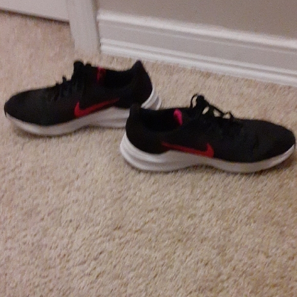 Nike Women's Black and Pink Running Shoes - Picture 8 of 9